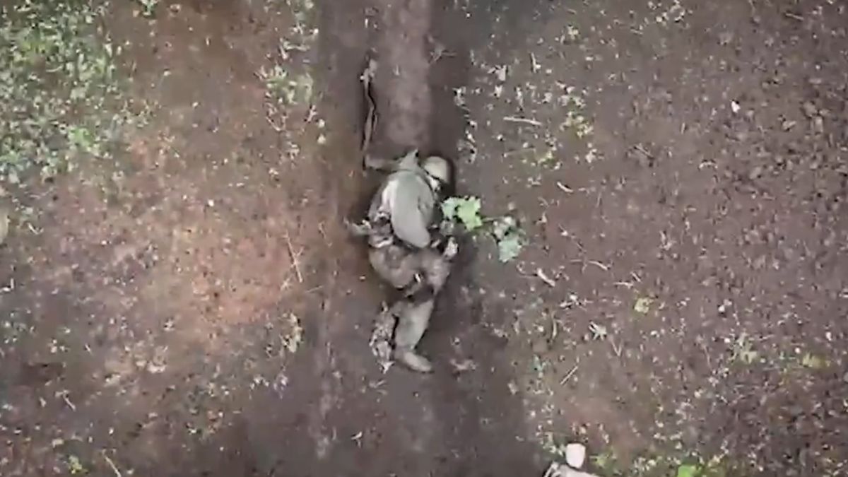 Nervy ze železa. Ruský voják odhazuje granáty, které na něj dopadají z dronu